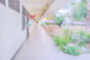 Arkaplan kullanımı için bokeh ile yeşil bahçe için açık alan ile uzun boş koridorun bulanık görüntüsü.