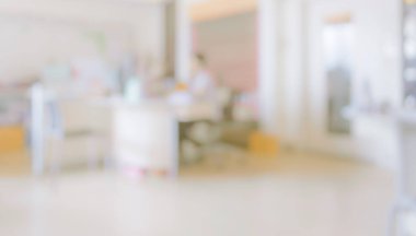 Arka plan kullanımı için modern ofisteki bulanık insanların görüntüsü