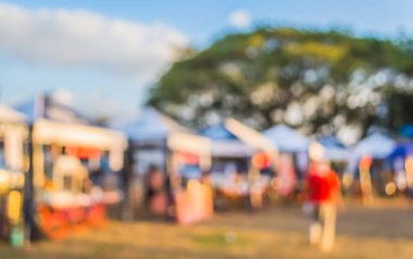 Gündüz festivalinde arka plan kullanımı için yiyecek deposunun bulanık görüntüsü .