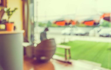 Arka plan kullanımı için Bokeh ile gündüz vakti kahve dükkanının bulanık görüntüsü .