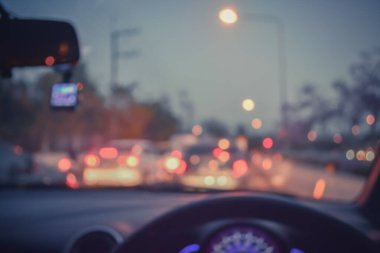 Arka plan kullanımı için gündüz vakti araba kullanan insanların klasik ton bulanık görüntüsü. (içeriden fotoğraf çek)