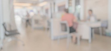 Arka plan kullanımı için modern ofisteki bulanık insanların görüntüsü