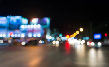 Arkaplan kullanımı için gece vakti renkli ışıkları olan bulanık sokak bokeh görüntüsü .