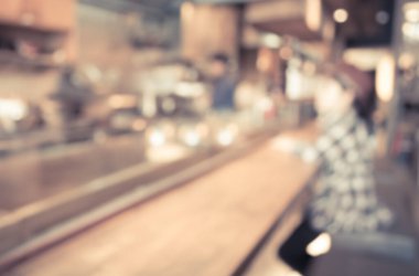 Soyut bulanık suşi tezgahı ve klasik stil dekorasyon restoranındaki müşterinin bulanık görüntüsü.