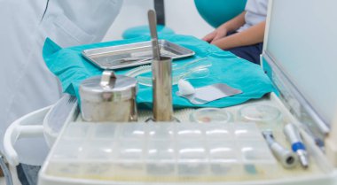 Arkaplanı bulanık olan dişçi araçlarının yakın plan görüntüsü.