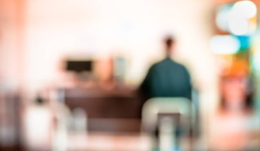 Arka plan kullanımı için modern ofisteki bulanık insanların resmi. (Klasik ton))