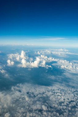 Arkaplan kullanımı için açık mavi gökyüzü ve beyaz bulutların gündüz görüntüsü.