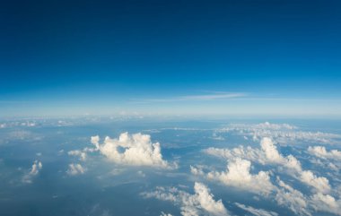 Arkaplan kullanımı için açık mavi gökyüzü ve beyaz bulutların gündüz görüntüsü.