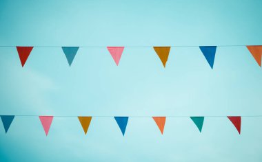 Festivalin bayrak çizgisinin klasik ton görüntüsü. Gündüz arkaplanı mavi gökyüzü. .