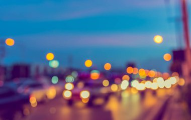 Arka plan kullanımı için gece yolda bulanık bir araba görüntüsü. (Klasik ton))