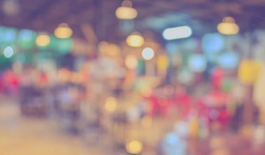 Arka plan kullanımı için akşam vakti bulanık restoranın görüntüsü. (Klasik ton))