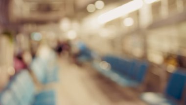 Arka plan kullanımı için Bokeh 'le havaalanındaki yolcunun bulanık görüntüsü. (Klasik ton))