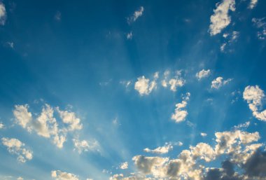 arkaplan kullanımı için mavi gökyüzü ve beyaz bulutların gündüz görüntüsü.