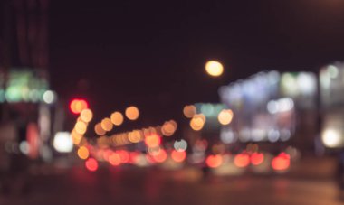 Arkaplan kullanımı için gece vakti renkli ışıkları olan bulanık sokak bokeh görüntüsü .