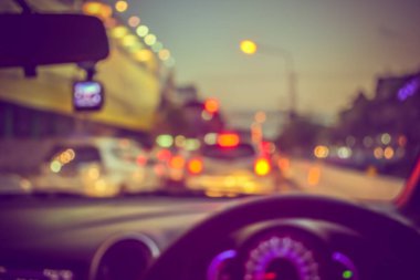 Arka plan kullanımı için gündüz vakti araba kullanan insanların klasik ton bulanık görüntüsü. (içeriden fotoğraf çek)