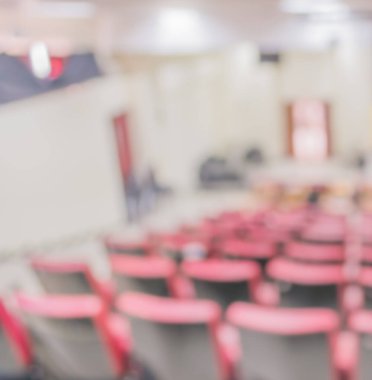 Boş oditoryum odasının bulanık görüntüsü, arkaplan kullanımı için soyut bulanıklık.