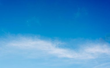 arkaplan kullanımı için mavi gökyüzü ve beyaz bulutun resmi (yatay)).