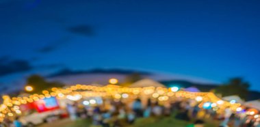 Caddedeki gece festivalinin bulanık görüntüsü Bokeh ile bulanık arkaplan .