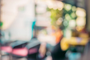 Oturma odasında oturan insanların klasik ton bulanık görüntüsü .