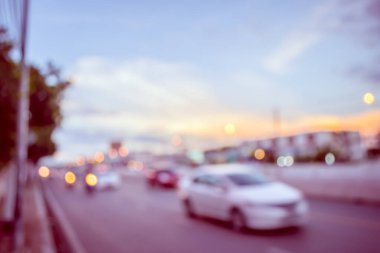 Arka plan kullanımı için gece yolda bulanık bir araba görüntüsü. (Klasik ton))