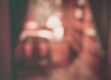 Arkaplan kullanımı için masa ve sandalyeli ofis odasının klasik ton bulanık görüntüsü.