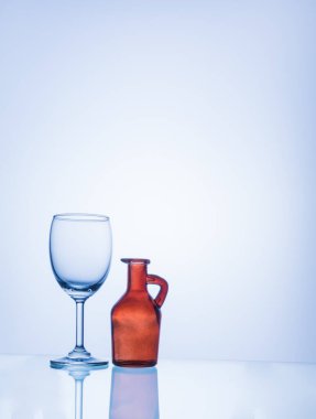 Üç farklı bardağın ve şişenin mavi renkli görüntüsünü vurgula.