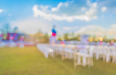 Arkaplan kullanımı için akşam vakti gündüz festivalinin soyut bulanık görüntüsü.