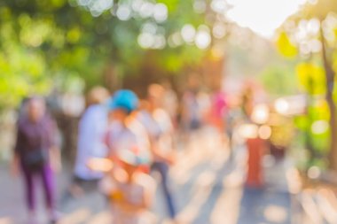 Arka plan kullanımı için Bokeh ile parkta yürüyen insanların bulanık görüntüsü .