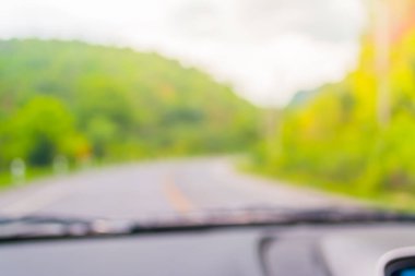 Arka plan kullanımı için bokeh ışıkları olan yolu görmek için içerideki arabaların bulanık görüntüsü.