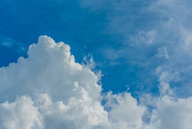 arkaplan kullanımı için mavi gökyüzü ve beyaz bulutların gündüz görüntüsü.