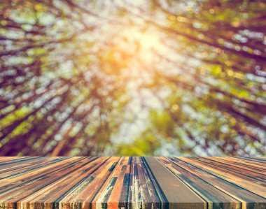 Ahşap masa, yeşil bambu ormanı ve çatısının klasik ton görüntüsü.