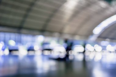 Bulanık bir geçmişi olan modern bir iş merkezinin lobisindeki insanların bulanık görüntüsü..