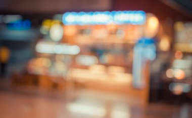 Gıda bölümünde arka plan kullanımı için bekleyen soyut bulanık insanlar. (Klasik ton))