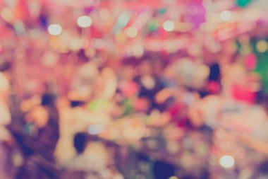 Masaların bulanık görüntüsü ve dekorasyon arka plan kullanımı için doğum günü partisi hazırlandı. (Klasik ton))