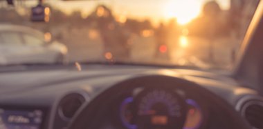 Arka plan kullanımı için gündüz vakti araba kullanan insanların klasik ton bulanık görüntüsü. (içeriden fotoğraf çek)