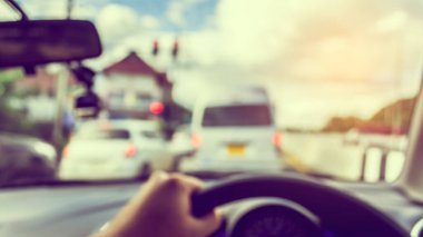 Arka plan kullanımı için gündüz vakti araba kullanan insanların bulanık görüntüsü. (içeriden fotoğraf çek)