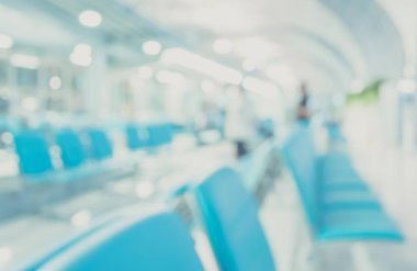 Arkaplan kullanımı için sandalyeli hastane ofis odasının bulanık görüntüsü.