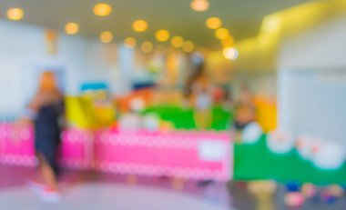 Arka plan kullanımı için kapalı alanda oynayan bulanık çocuk görüntüsü .