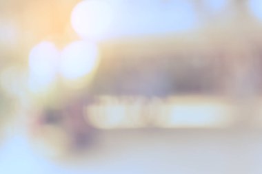 Arka plan kullanımı için güneşli bir günde sokakta yürüyen bulanık insanların görüntüsü .