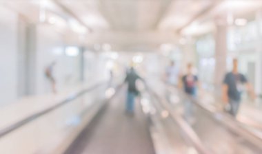 Havaalanında arka plan kullanımı için insanlarla dolu uzun koridorun soyut bulanık resmi .