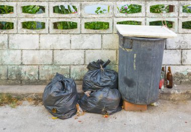 Sokaktaki siyah çöp torbası görüntüsü.