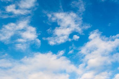 arkaplan kullanımı için mavi gökyüzü ve beyaz bulut dokusu görüntüsü.