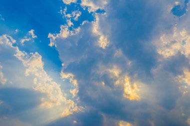 arkaplan kullanımı için gündüz vakti güneş ışığı ve mavi gökyüzü görüntüsü.