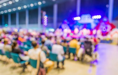 Konser salonunda arka plan kullanımı için bulanık insanların görüntüsü .