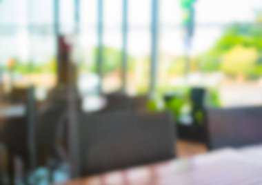 Arkaplan kullanımı için masa ve sandalyeli ofis odasının bulanık görüntüsü.