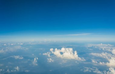 Arkaplan kullanımı için açık mavi gökyüzü ve beyaz bulutların gündüz görüntüsü.