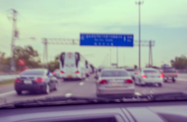 Arkaplan kullanımı için gün içinde Bokeh kullanan içerideki arabaların klasik ton soyut bulanık görüntüsü .