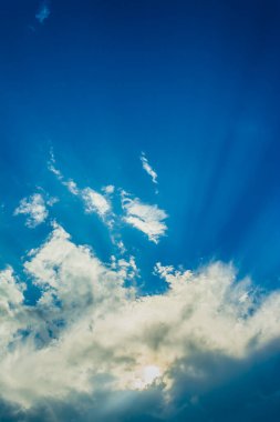 Arkadaki kullanım için açık mavi gökyüzü ve güneş ışığının görüntüsü.