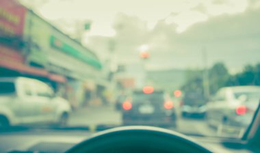 Arka plan kullanımı için gündüz vakti araba kullanan insanların klasik ton bulanık görüntüsü. (içeriden fotoğraf çek)