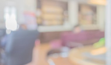 Arka plan kullanımı için modern ofisteki bulanık insanların görüntüsü